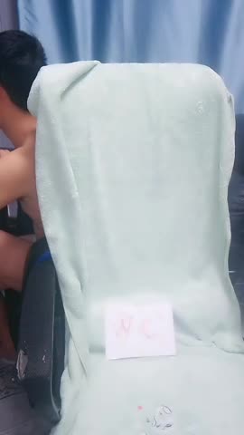 年轻小情侣，日常直播，男朋友把内裤套到了头上玩电脑，再开始啪啪操逼