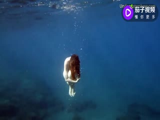 金发小萝莉全裸潜水小逼粉嫩