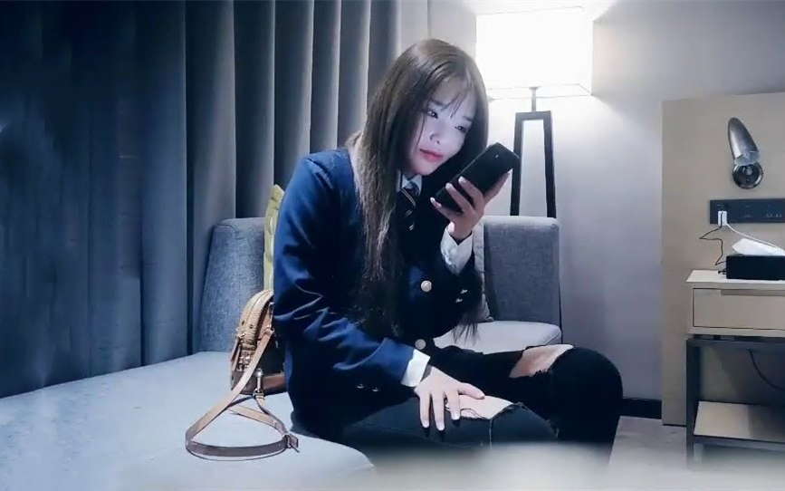 深夜第三場紅脣花臂妹子啪啪一字馬張開雙腿按著大力猛操