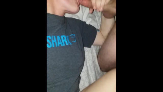 看着妻子吮吸bwc，而我用mmf三人组捶打她的阴部