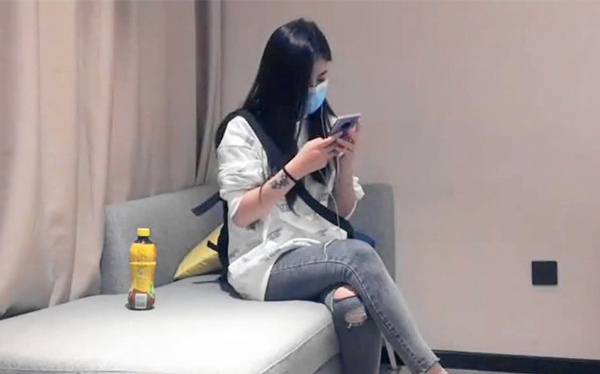 极品美女半夜出单多加钱沙发上各种爆干不让美女休息