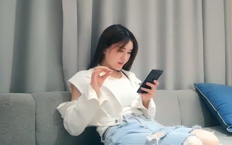 她的奶子好大好大说话的声音也是好嗲好嗲那嗲嗲的叫床声让人更想要暴力操她了服务温顺得像个小绵羊似的