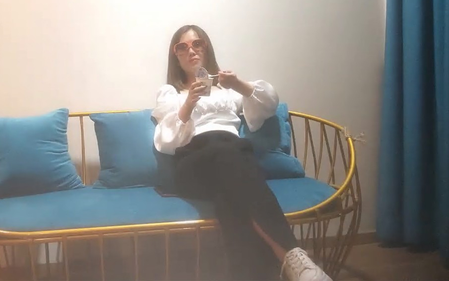 约良家骚货扒掉内裤扣穴掏出JB吸吮按头深喉上位骑乘猛插扶着椅子后入