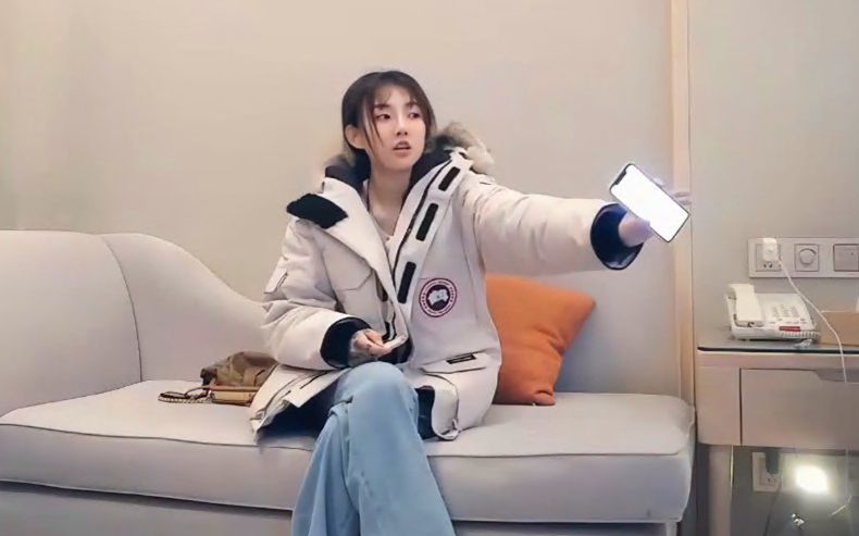 长相清纯萌妹脱掉衣服手上花臂纹身蹲着口沙发上操