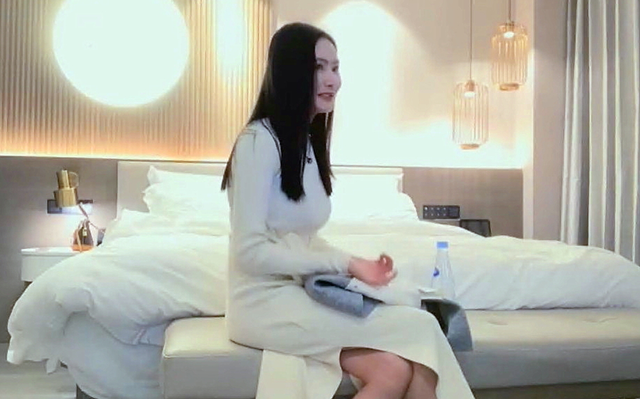 高挑长发白衣长裙女神一张高级脸长得像一路向西的女主角