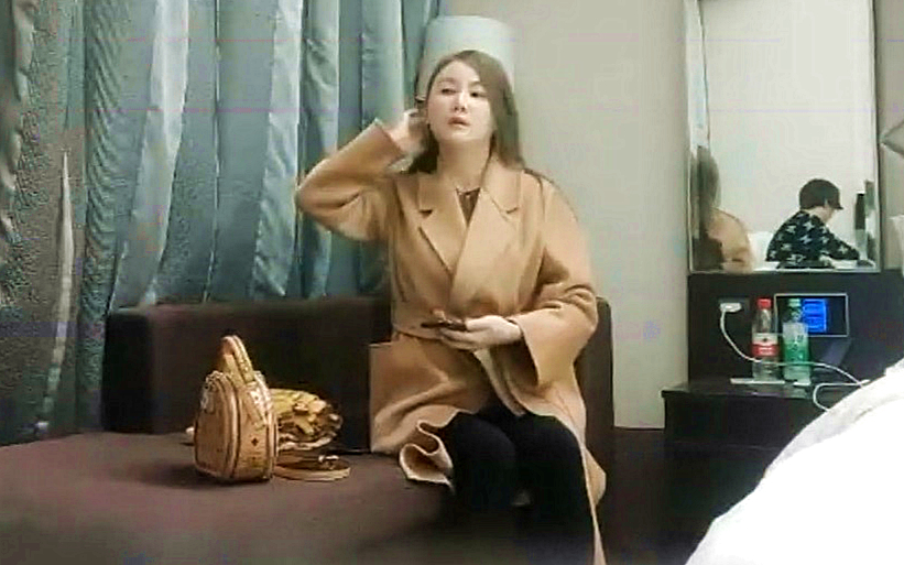 168Cm风衣大长腿美女带开档黑丝袜