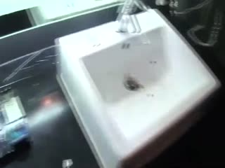 短髮俏麗少婦很飢渴！鏡子前直接幹起來