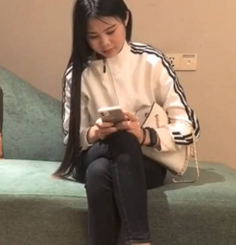 外围美女天然美乳 大肉棒一通摧残 完事不忘给嫖客按摩