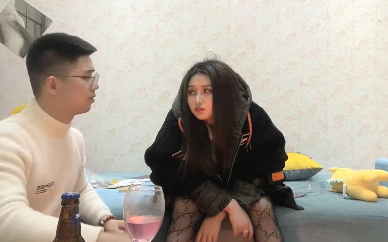 社交APP上勾搭的大胸小姐姐单身许久好饥渴大胸白嫩欲拒还迎近距离偷拍