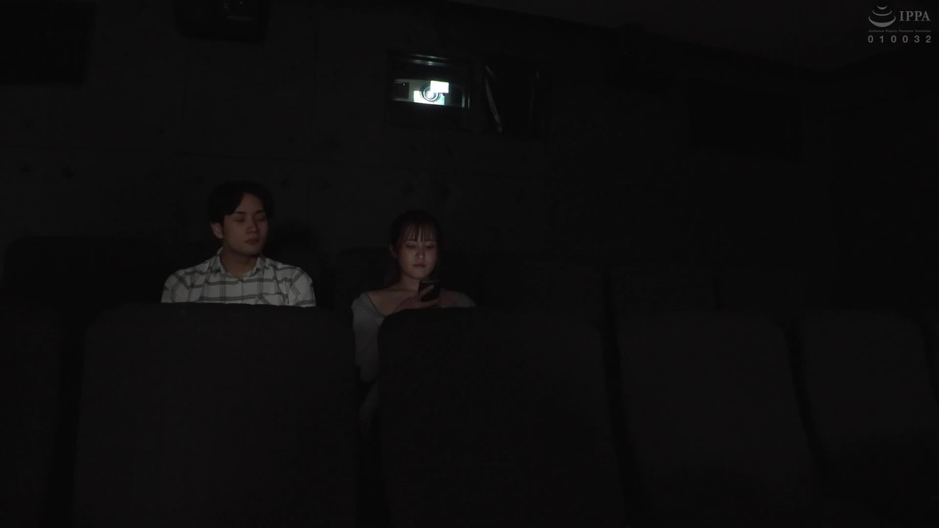 平日昼間の映画館で美女と2人きり！しかもお姉さんは痴女だった！上映中、ボクに近寄ってきて服の上からボクの乳首とチ○ポをいじくり倒してくる…