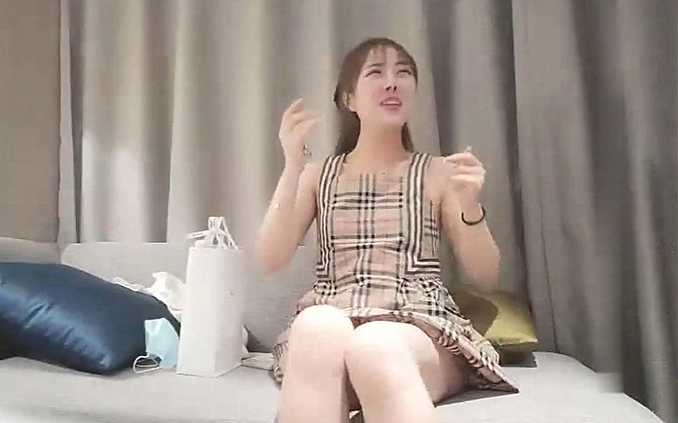 甜美白皙格子裙漂亮妹子脱掉内裤骑坐身上露大白屁股抽插猛操骑坐自己动