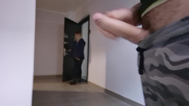 夫妻幻想——这家伙拿出他的大老二给他的新邻居女孩看