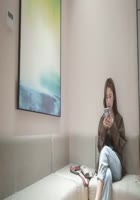 高颜值牛仔裤萌妹，互摸舔弄口交骑坐自己动抽插猛操