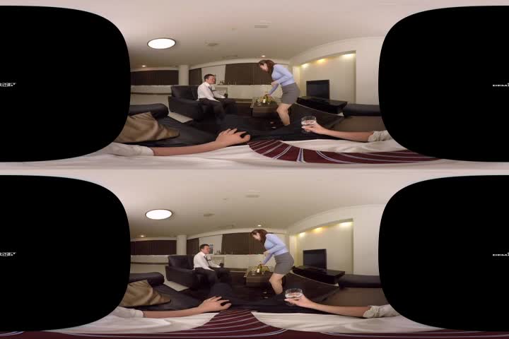 R1饮み会帰りに上司を家まで送ったら奥さんが若くて巨乳で超美人！泥酔した上司の悪ノリでエッチな雰囲気になり爆睡してしまった旦那の横で中出し不伦SEX