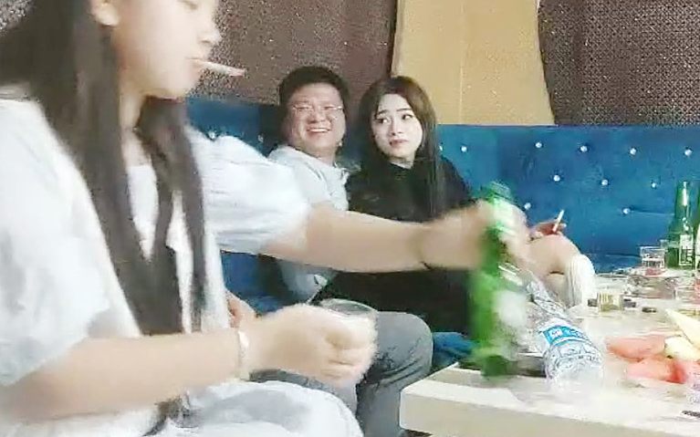 胖哥迟到每人挑一个妹子漂亮小姐姐口技了得几下搞射留贺总独自鏖战大奶妹