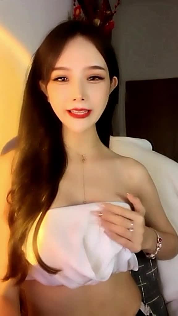 KU【约啪】近期最极品的尤物下海了，超过3万人在线观看，S级别的超棒身材和大奶子，说话声音巨好听，可以让你秒硬的尤物，笑容甜美可人