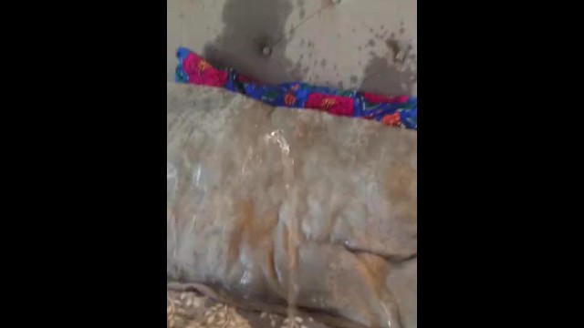 他刚洗过的枕头