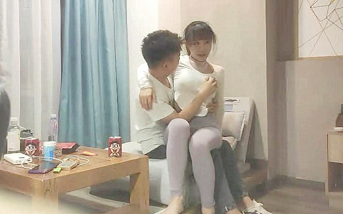 紧身裤大奶骚女撩起衣服把脸埋进去