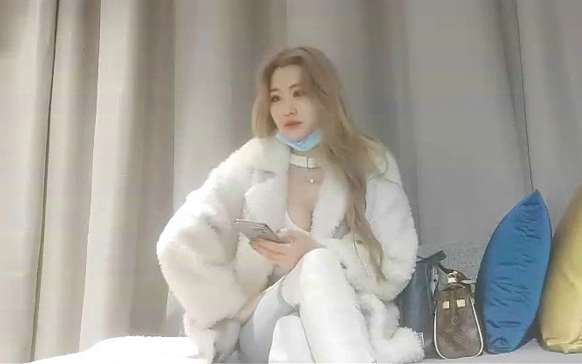 白色外套黄发少妇啪啪舔奶69摸逼上位骑坐抬腿侧入抽插猛操