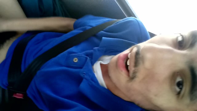 裸体年轻男子在校车上手淫