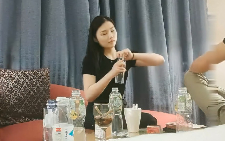 深夜约漂亮小姐姐貌美温柔干开心几百现金小费一波波来袭配合听话随便干