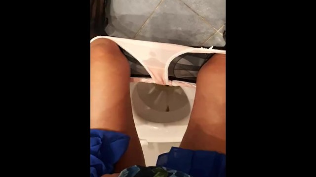 绝望蹲在马桶上方女性POV