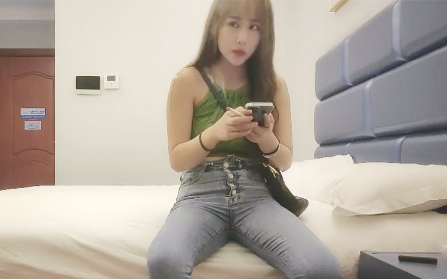 牛仔裤绿毛衣20岁小姐姐迫不及待摸摸奶子镜头前站立后入娇喘好听