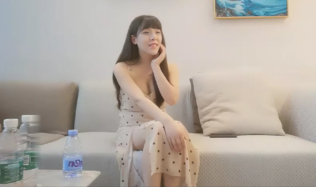 清纯骚女主动叉开双腿自摸小穴,身材完美又温柔体贴