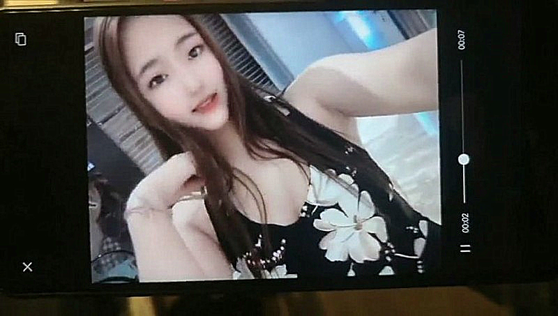 撕破丝袜按在身下狠狠抽插发育的不错奶子真不小操的乱晃