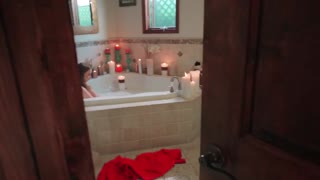 “瘦黑发美女在一个热浴室场景