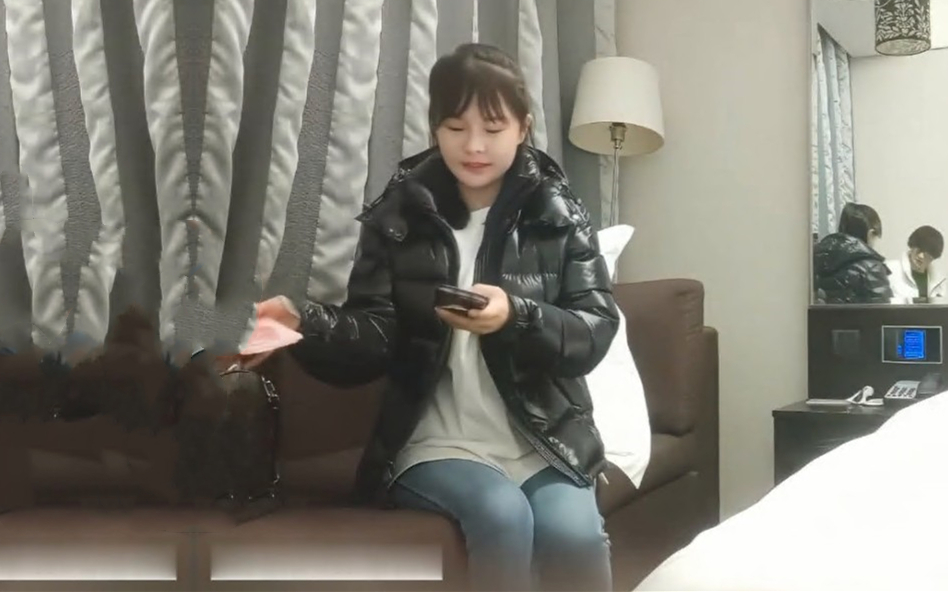 白衣清纯乖巧小妹舌功一流蹲着猛舔