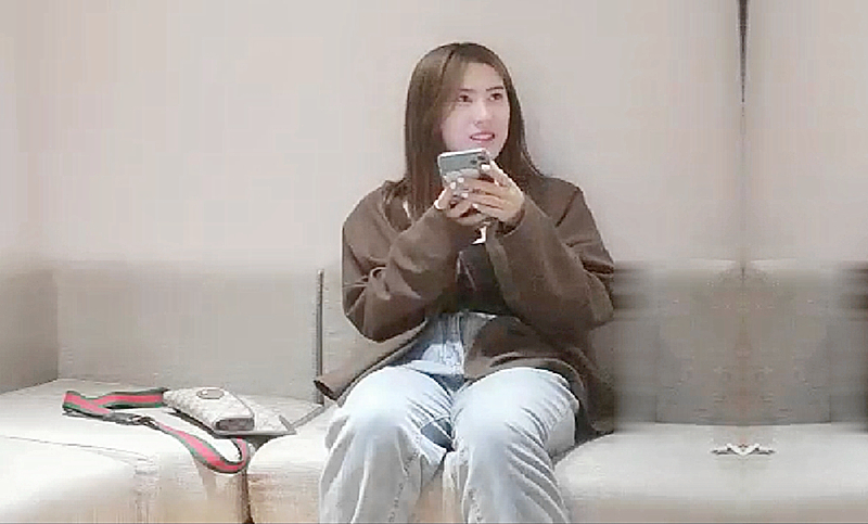 牛仔裤萌妹互摸口舔交骑坐自己动