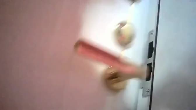 高級情趣房約操800元才上門服務的長腿美女援交女,逼毛茂密淫水氾濫,操的太猛把套_都干破了,換個新的繼續搞!