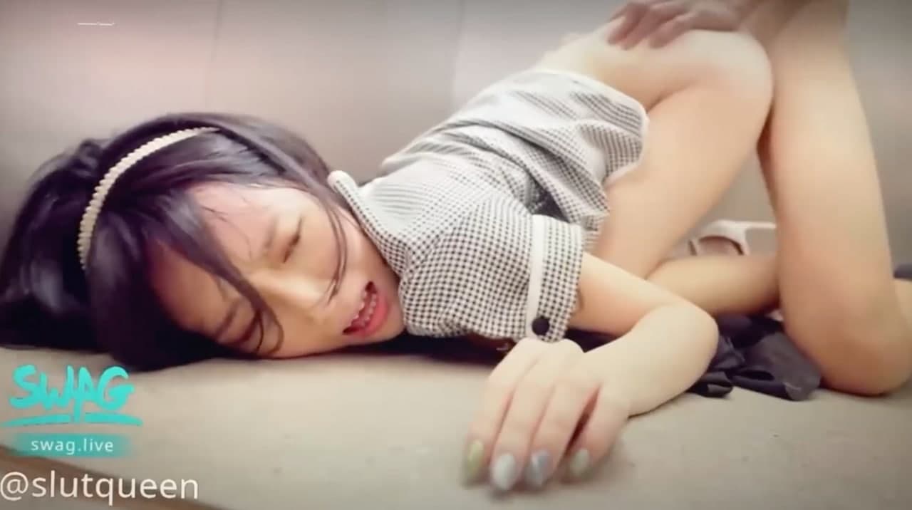 清纯电梯小姐制服诱惑 裙底视角偷拍上班日常 下班后的秘密服务