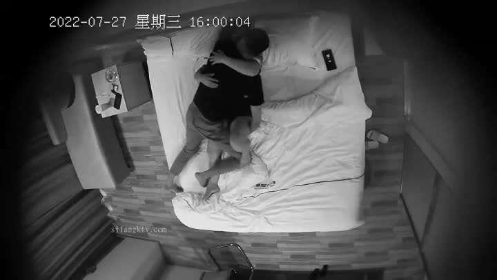 最新流出美驿嘉酒店安防摄像头偷拍 欲姐少妇偷汉吃着外卖坐沙发聊天也想被草