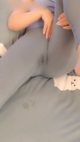 肉肉妹子紧身裤诱惑 褪下裤子掰开逼逼扭动屁股再换情趣装