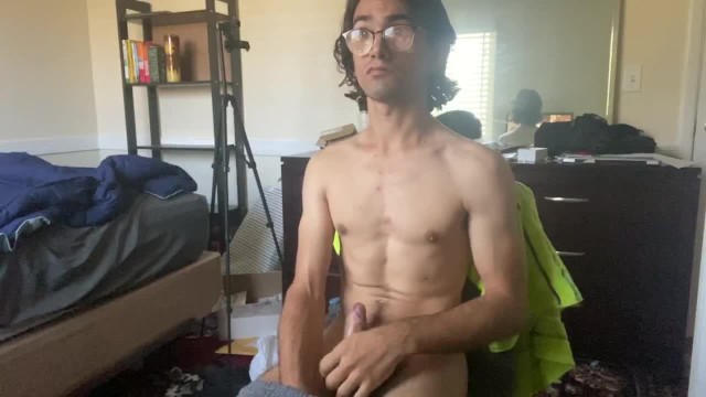 一个脑瘫的家伙想跳到色情片上去