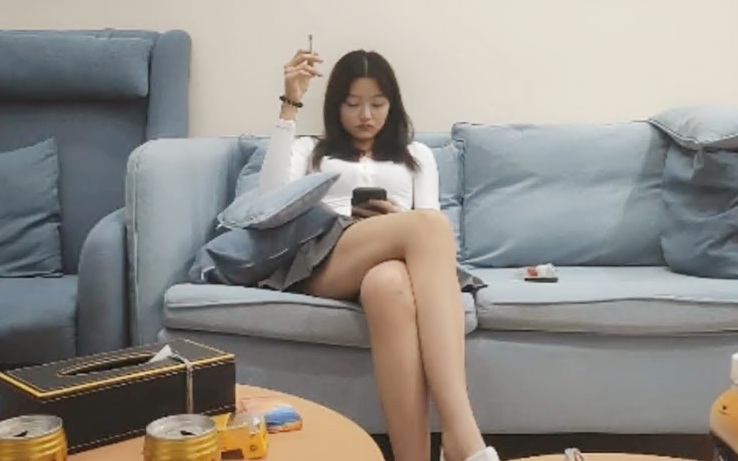 极品嫩妹笑起来甜美修长美腿忍不住舔起大腿