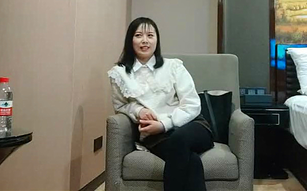 酒店操外围骚女黑丝自摸跪着吸吮大屌按着双腿爆操