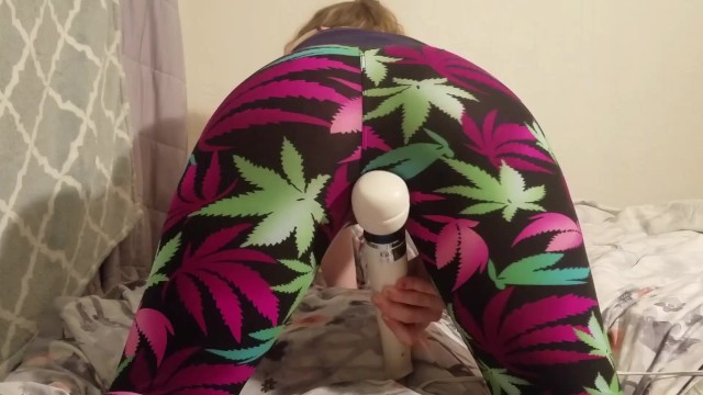 穿着瑜伽裤的青少年用魔杖使劲卡明