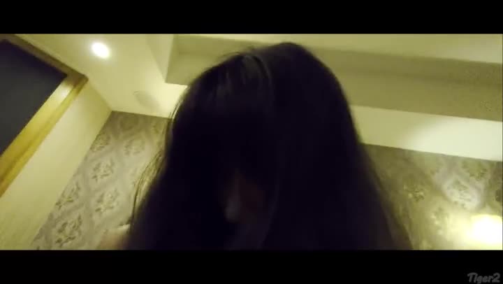 粉嫩小姐姐身材火爆穿着空姐制服床上直播裸聊翘起美臀漏出白虎你嫩逼