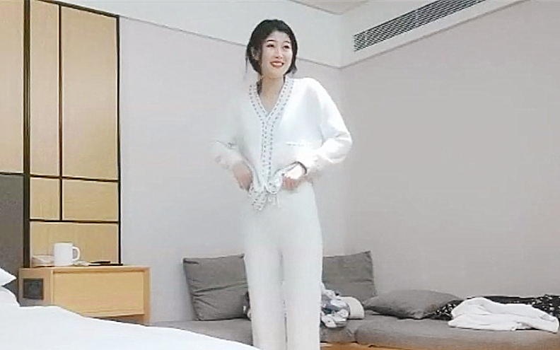 180cm极品女神坐在身上拨弄奶头