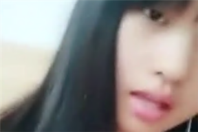 正在上高中小萝莉的誘惑自拍