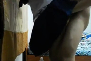 本土高职生小晴从背后掀裙子让男友直接用老二干进去