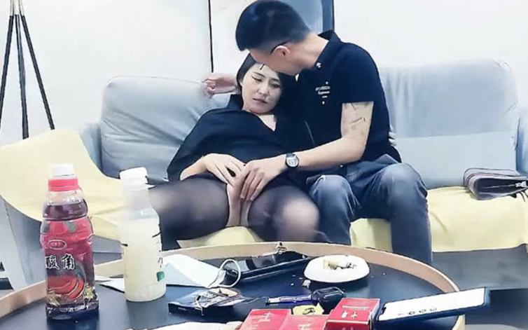 精神小伙干极品美少妇黑丝白臀抠穴不止呻吟不停