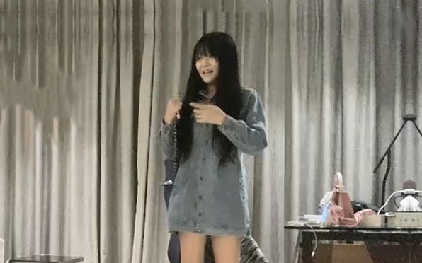 牛仔裙大圈妹子近距离特写舔屌上位骑乘扭动小腰抬腿侧入双手交叉猛操