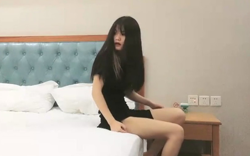 白嫖良家妹子笑起来甜美黑裙嫩妹扶着屌插入骑乘猛操打桩机