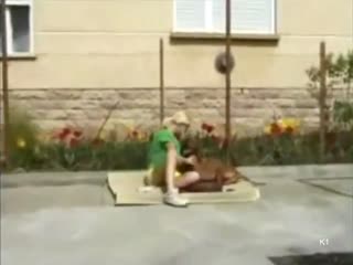 “热金发碧眼的爱慕者在客厅与她的狗发生性关系