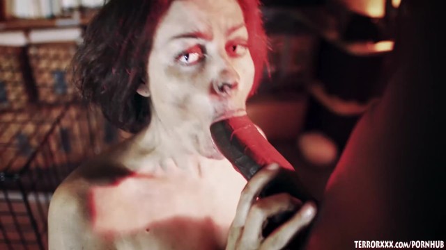 关在笼子里的君主赛尔正在吮吸一只大鸡巴巴