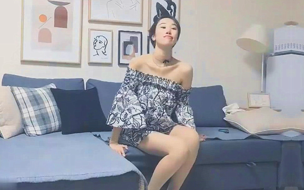 性格超好一来求抱抱里面居然没穿内衣